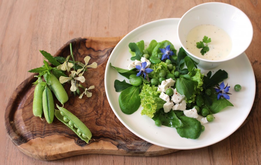 Zomerse salade met doperwt, tuinbonen en fetakaas